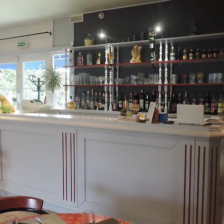 Hotel Restaurant Le Chalet Guéméné-Penfao エクステリア 写真